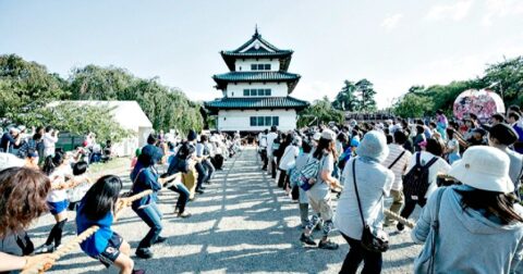 CRAZY VIDEOS Show 1800 People Pulling a Japanese Castle Back in Its Place